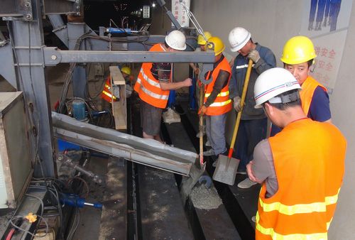 蘭州樞紐分部自動液壓臺車助推水溝電纜槽施工 蘭州樞紐分部自動液壓臺車助推水溝電纜槽施工